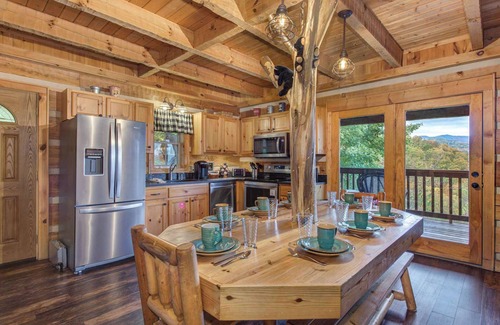 Gatlinburg - Pigeon Forge Cabin | Chubby & Cubby's Den | Scenic Escape w/Hot Tub