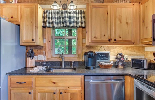 Gatlinburg - Pigeon Forge Cabin | Chubby & Cubby's Den | Scenic Escape w/Hot Tub