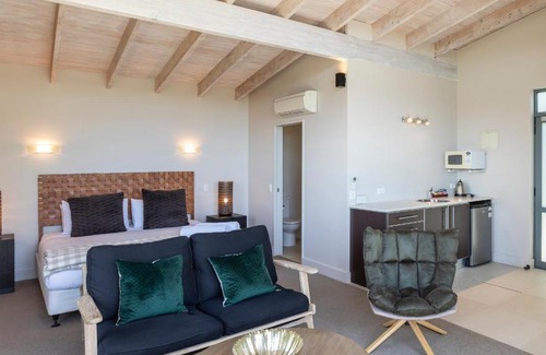 Oneroa Apartment | Church Bay Escape