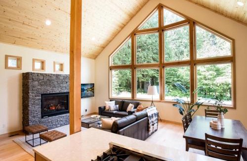 Glacier House | Church Mountain View Chalet