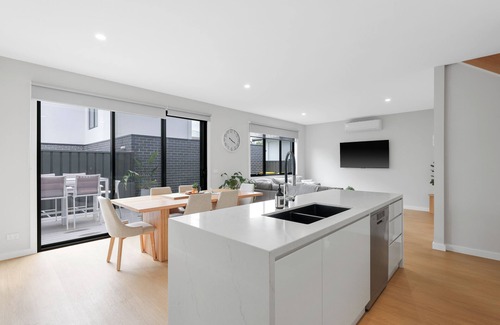 Cowes House | Church Street Retreat by Ready Set Stay- WIFI, 2 living spaces, linen and towels