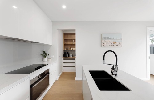 Cowes House | Church Street Retreat by Ready Set Stay- WIFI, 2 living spaces, linen and towels