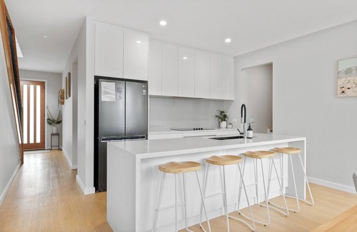 Cowes House | Church Street Retreat by Ready Set Stay- WIFI, 2 living spaces, linen and towels