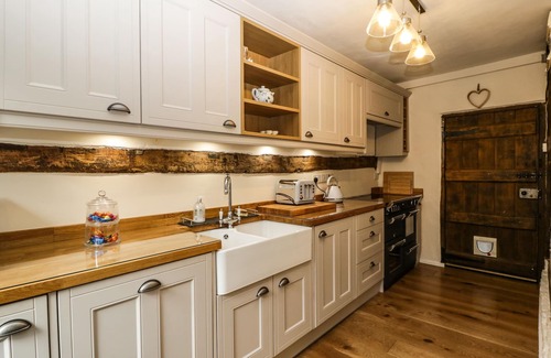 Bushley Cottage | CHURCHEND COTTAGE, family friendly, with open fire in Tewkesbury