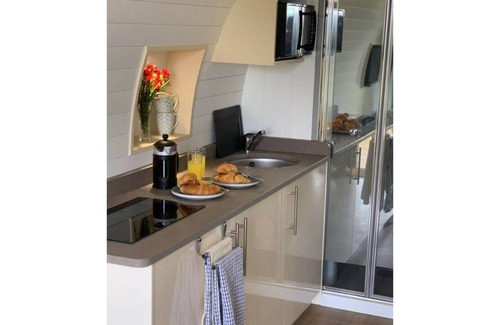 Erwood Cabin | Chwefru Timber Frame Pod with Private Hot tub