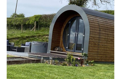 Erwood Cabin | Chwefru Timber Frame Pod with Private Hot tub