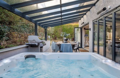 Carbis Bay House | Chy An Eglos - A superb refurbished holiday home with a fantastic entertainment area, swimming pool