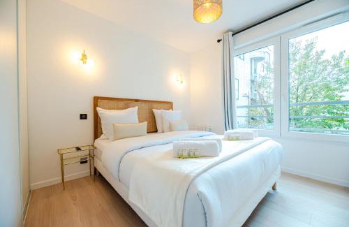Belleville Apartment | CIA - Flat with Balcony in East Paris, Buttes Chaumont