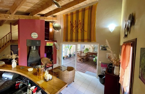 Aniane Villa | Cicadas and garigue