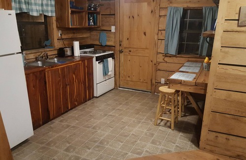 Eustace Cabin | Cici's one bedroom cabin at Bluegill Lake Cabins