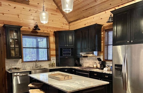 Broken Bow Cabin | Cider Mills-Romance awaits at this beautiful cabin!