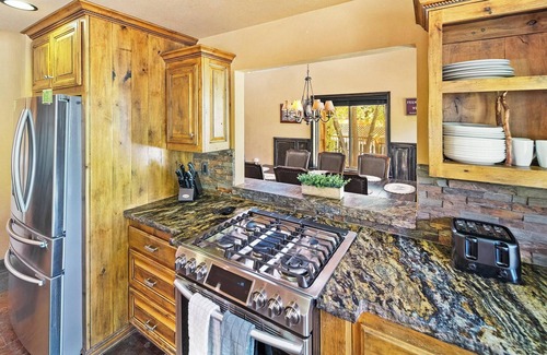 Big Bear Lake Cabin | Cienega Lakeview by Destination Big Bear : Spectacular Luxury Lakefront! HOT TUB W/Lake and Mountain Views! EV Charger! Game Room with Pool Table! Gourmet Kitchen!