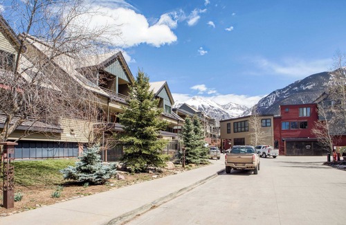 Telluride House | Cimarron Lodge 50 by Avantstay Ski-in/ski-out Property in Complex w/Two Hot Tubs!