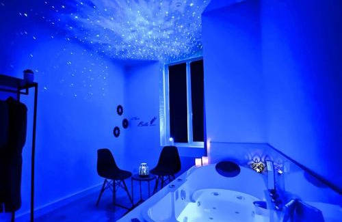 Saint-Etienne Apartment | Cinéma & Jacuzzi aux Étoiles - CasaBianca Suite