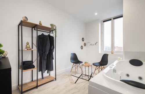 Saint-Etienne Apartment | Cinéma & Jacuzzi aux Étoiles - CasaBianca Suite