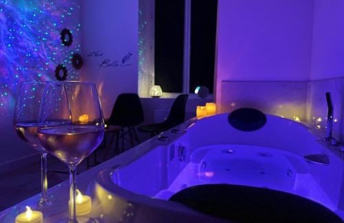 Saint-Etienne Apartment | Cinéma & Jacuzzi aux Étoiles - CasaBianca Suite