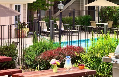 Sharonville House | Cincinnati Getaway! 3 Spacious Units, Full Kitchen, Pool, FREE Bfast & Parking!