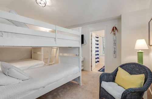 Laurel Grove House | Cindie's Song-Pet Friendly-Golf Cart-Near Shops!