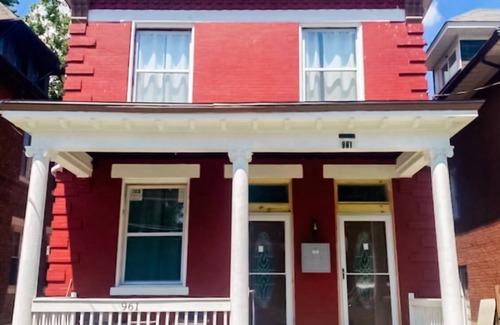 East Price Hill Apartment | Cindy Cozy Comfort in Price Hill - 10 mins to DWTN