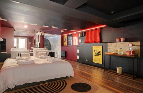 Plateau de Haye Apartment | Cinema Room haut de gamme avec balnéothérapie