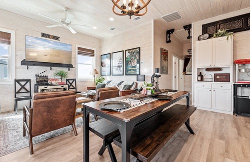 Port Aransas House | Cinema Shores – Ocean Views & Golf Cart!