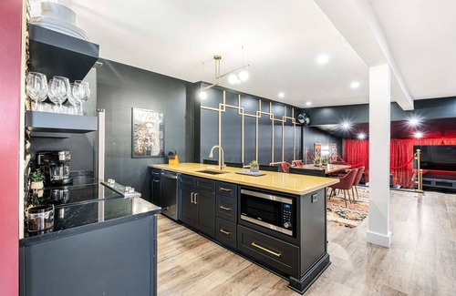 Cherokee Triangle Apartment | Cinema Suites @ Bungalou + Bourbon Bar + Gameyard