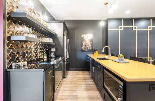 Cherokee Triangle Apartment | Cinema Suites @ Bungalou + Bourbon Bar + Gameyard