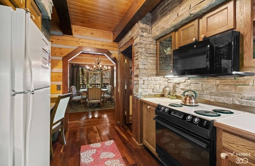 Eureka Springs Cabin | Cinnamon Valley Resort