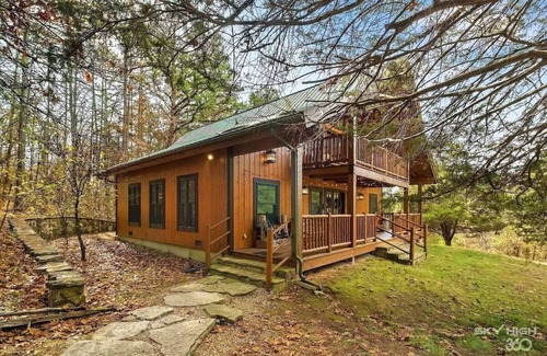 Eureka Springs Cabin | Cinnamon Valley - The Barn