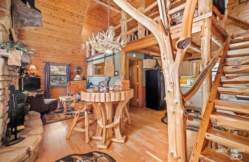 Eureka Springs Cabin | Cinnamon Valley - The Hideaway