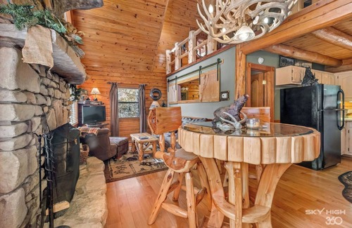 Eureka Springs Cabin | Cinnamon Valley - The Hideaway