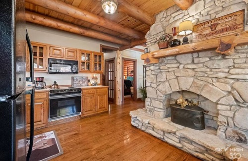 Eureka Springs Cabin | Cinnamon Valley - The Cattleman
