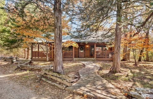 Eureka Springs Cabin | Cinnamon Valley - The Cattail