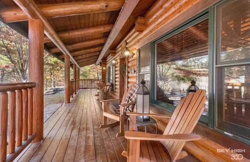Eureka Springs Cabin | Cinnamon Valley - The Cattail