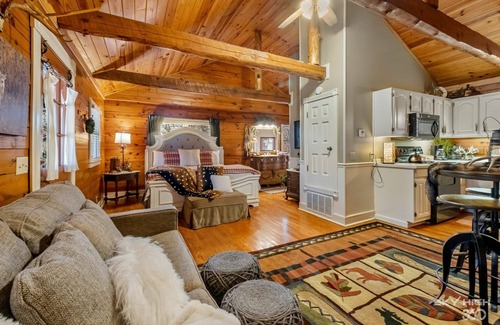 Eureka Springs Cabin | Cinnamon Valley - The Whitetail