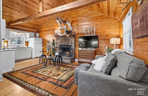 Eureka Springs Cabin | Cinnamon Valley - The Whitetail