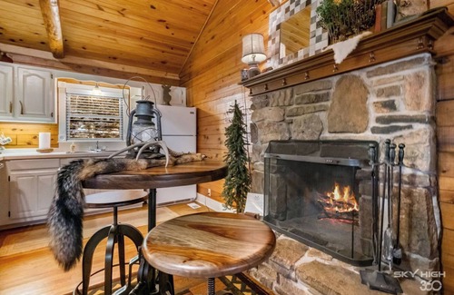 Eureka Springs Cabin | Cinnamon Valley - The Whitetail