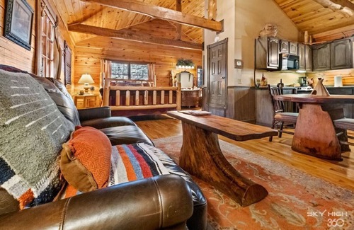 Eureka Springs Cabin | Cinnamon Valley - The Cherokee