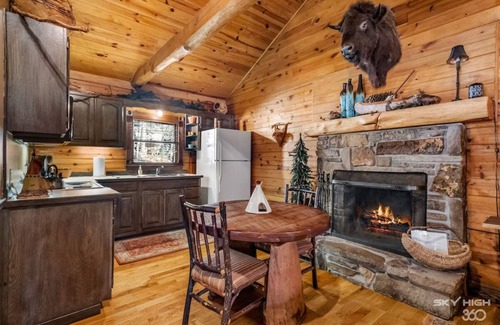 Eureka Springs Cabin | Cinnamon Valley - The Cherokee
