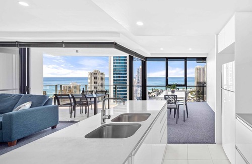 Surfers Paradise Apartment | Circle on Cavill Ocean & River Views