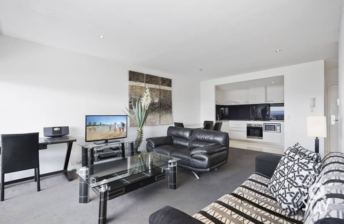 Surfers Paradise Apartment | Circle on Cavill – 1 Bed + Study Hinterland Views