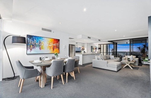 Surfers Paradise Apartment | Circle on Cavill, 2 bed,Pool,Spa