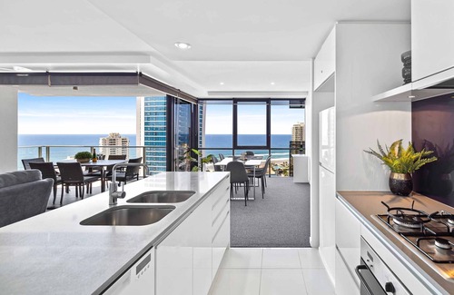Surfers Paradise Apartment | Circle on Cavill Ocean & River Views