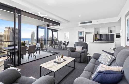 Surfers Paradise Apartment | Circle on Cavill Ocean & River Views