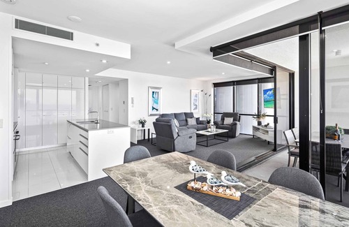 Surfers Paradise Apartment | Circle on Cavill Ocean & River Views