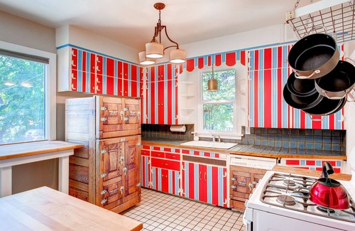 Broadmoor House | Circus Themed Stay: family, creekside, big trees, patio, gas fireplace, foosball