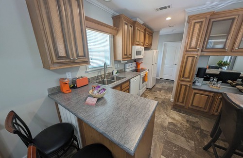 Deltona Lakes Cabin | Citrus Lodge. 70" TV.Full kitchen, Private Patio, Quiet area, 2 Car Free Parking
