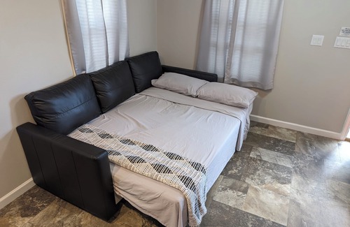 Deltona Lakes Cabin | Citrus Lodge. 70" TV.Full kitchen, Private Patio, Quiet area, 2 Car Free Parking