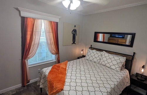 Deltona Lakes Cabin | Citrus Lodge. 70" TV. Patio, Quiet,Private Patio & Free Parking