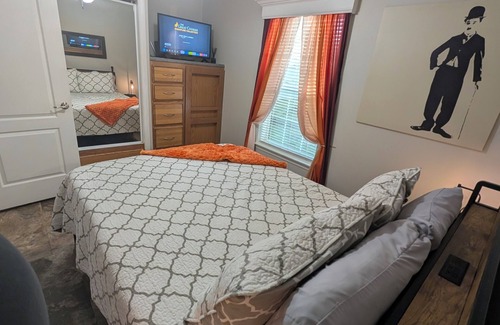 Deltona Lakes Cabin | Citrus Lodge. 70" TV. Patio, Quiet,Private Patio & Free Parking